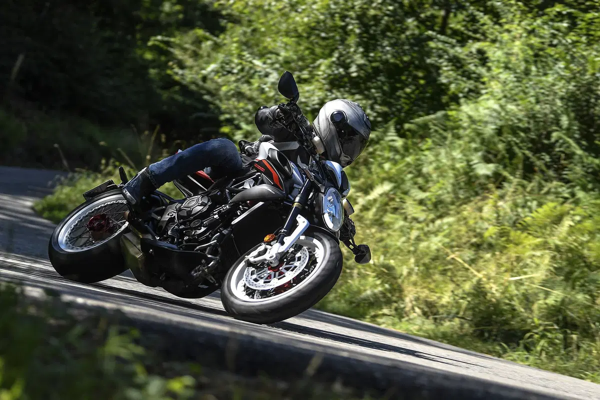 MV Agusta Dragster 800 RR 2019. Raffinata ed esagerata (4)