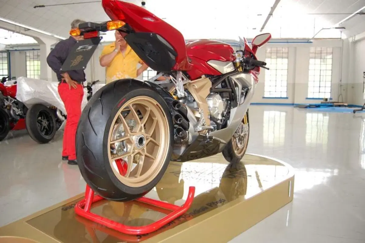 MV Agusta F3 Serie Oro ed F3. Prezzi e foto (7)