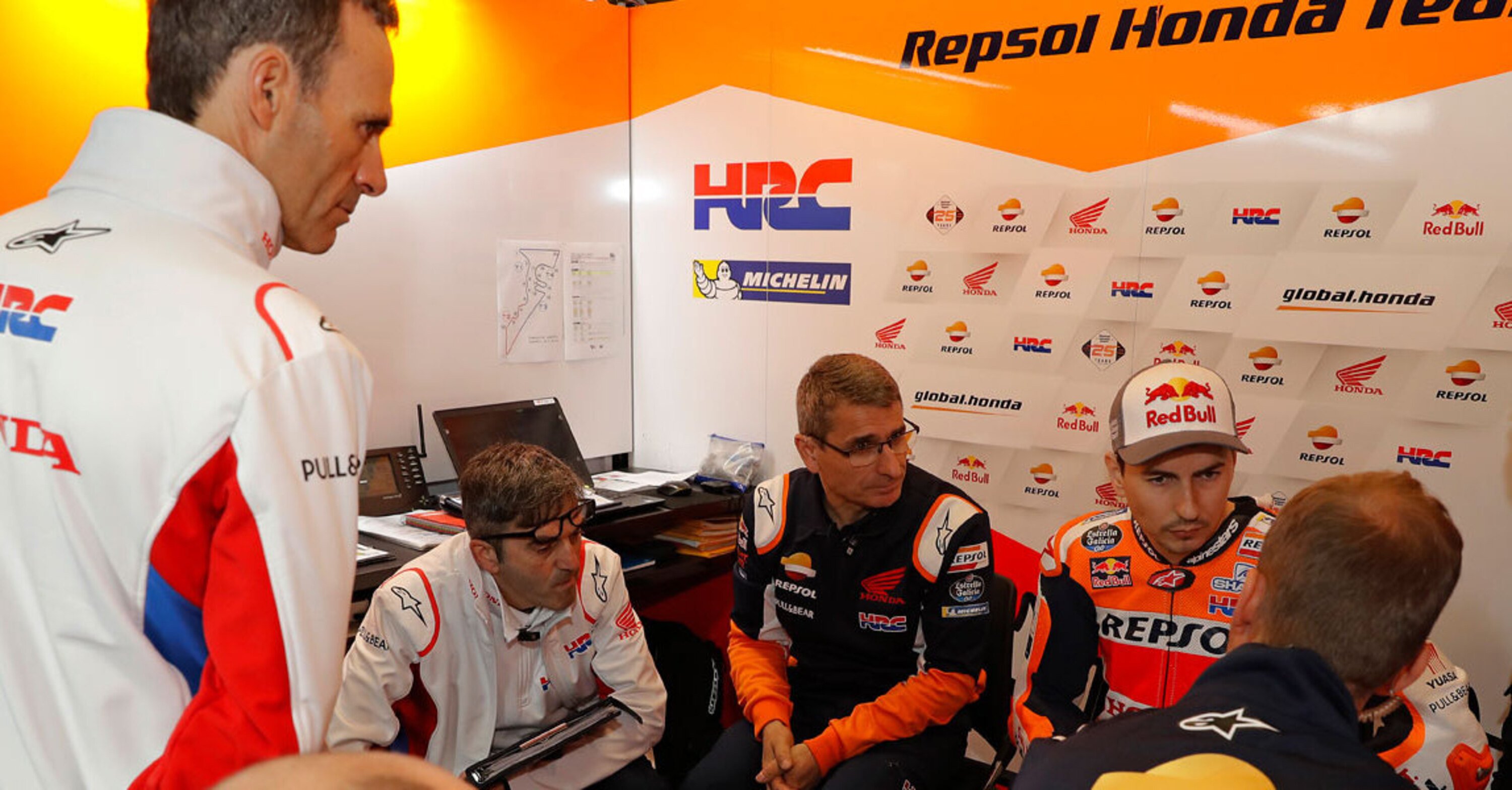 Alberto Puig: &ldquo;Lorenzo resta con la Honda MotoGP al 100%&rdquo;