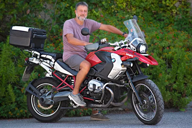Gi&agrave; pronto a partire con l'inseparabile GS 1200: &egrave; Mario De Luca, nella vita manager di successo, tra i prossimi protagonisti del viaggio in Guinea-Bissau