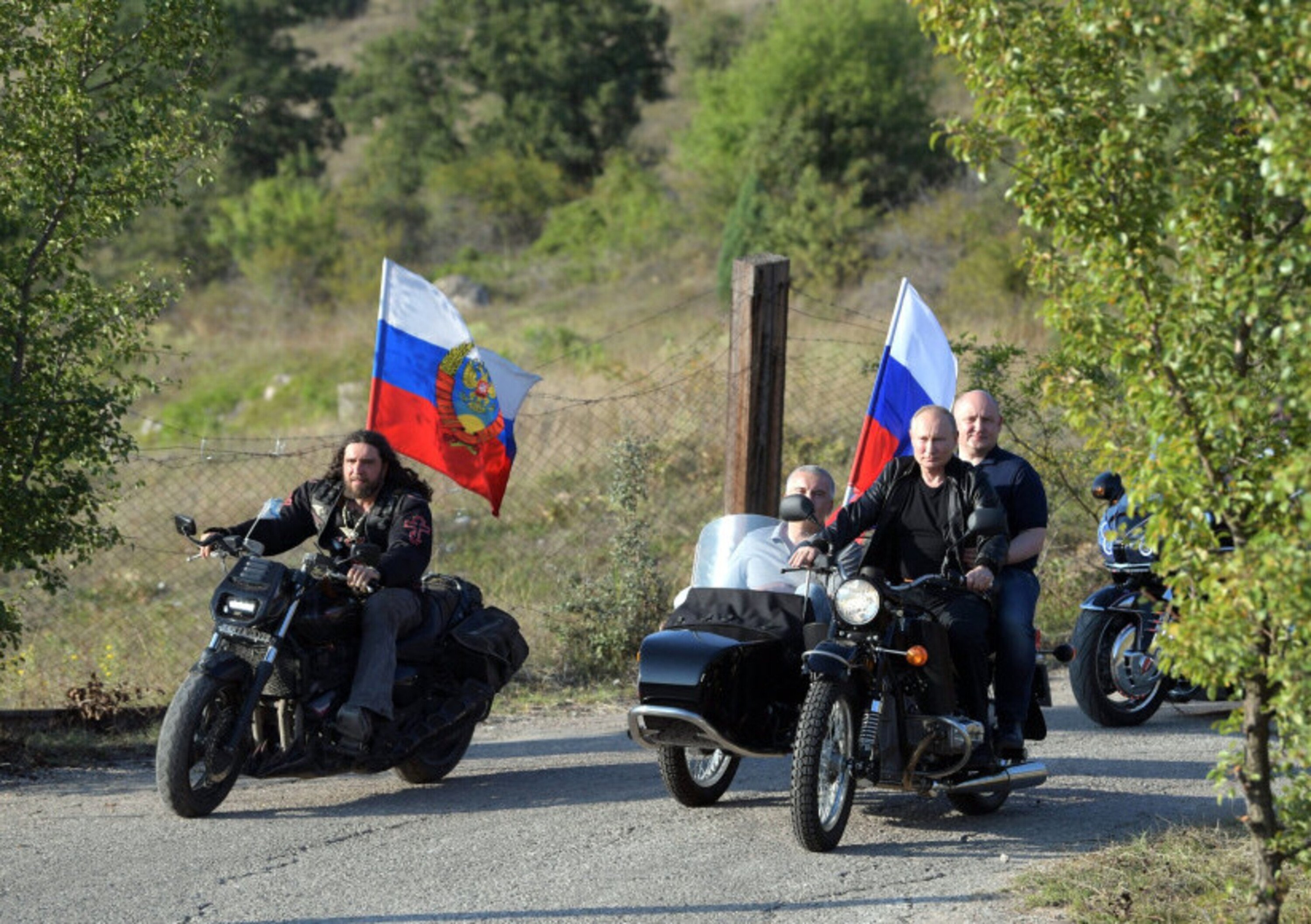 Putin in moto senza casco. Ma niente multa