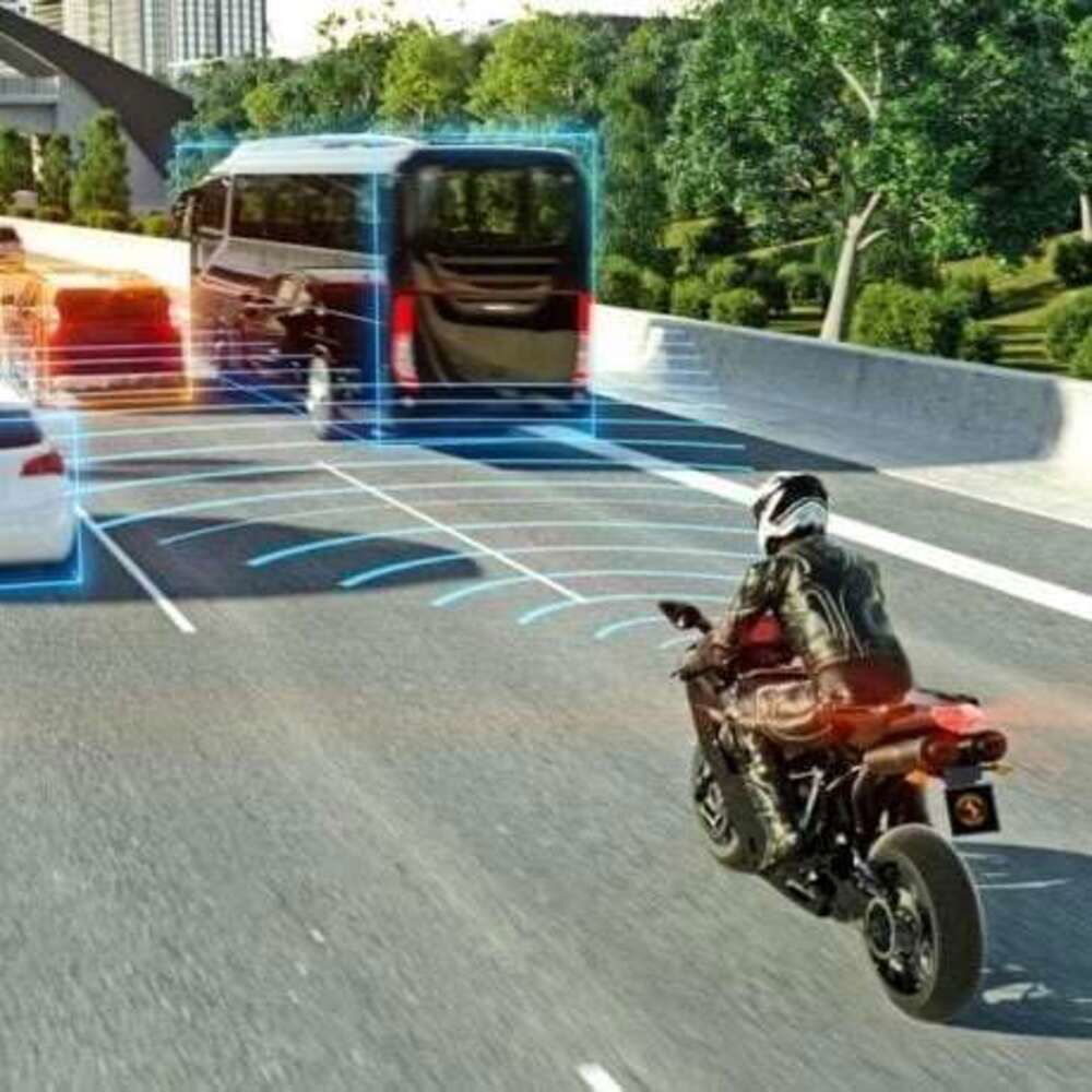 Con la testa sotto l'autobus, il casco salva il motociclista - Mondo Moto -  AutoMoto