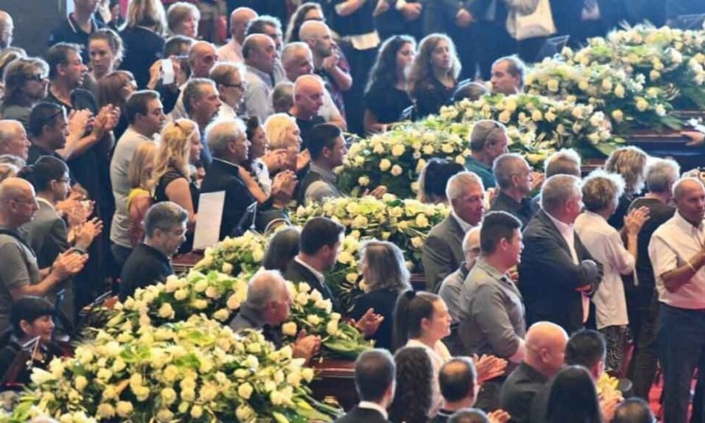 Le bare allineate, il dolore ed il cordoglio, la presenza delle istituzioni: come altri momenti ufficiali, i funerali della tragedia di Genova hanno ripetuto il rituale di Stato.