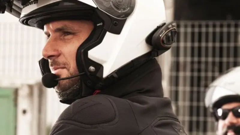 Vivavoce e interfono: e se anche in moto diventassero illegali?
