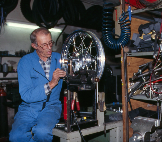 Il centraggio delle ruote è un lavoro da specialisti. Qui vediamo il grande Rino Caracchi, recentemente scomparso, all’opera nell’officina della mitica scuderia NCR