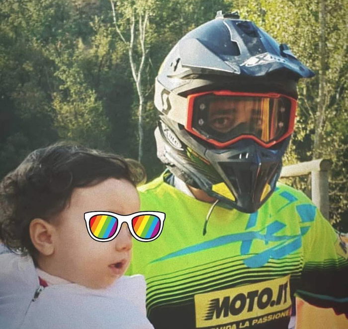 I figli sono i tifosi numeri uno dei loro papà. Anche alle gare in moto!