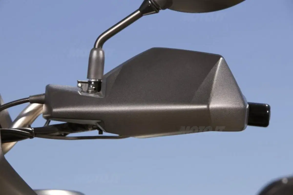 Accessori per la nuova V-Strom: Suzuki propone 4 kit (2)