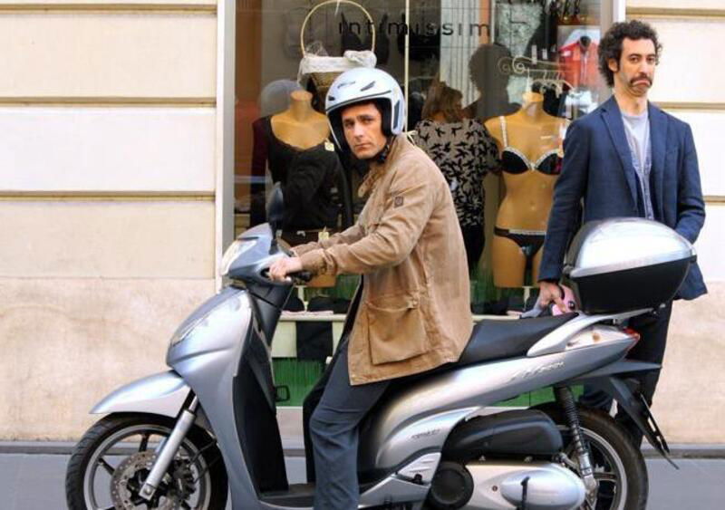 Raul Bova punta il dito contro Roma: &quot;Troppe buche per muoversi in scooter&quot;