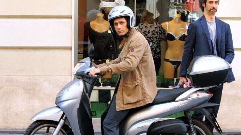 Raul Bova punta il dito contro Roma: &quot;Troppe buche per muoversi in scooter&quot;