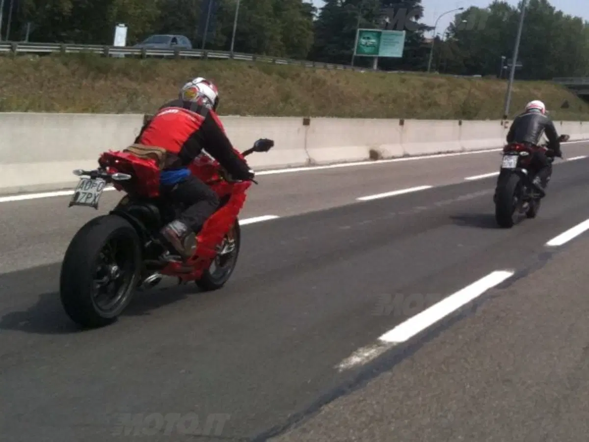 Foto spia della Ducati Extreme 1199