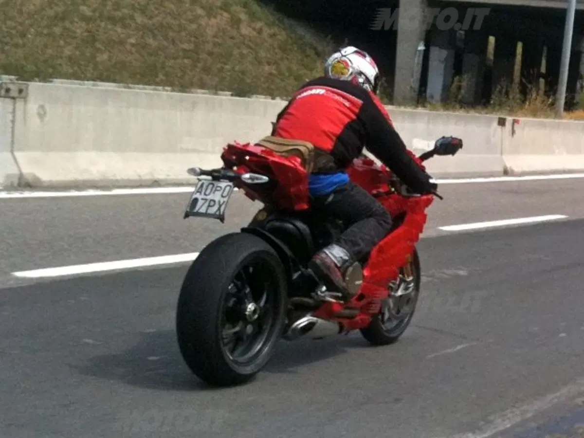Foto spia della Ducati Extreme 1199 (2)