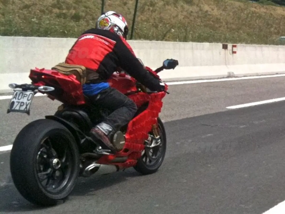 Foto spia della Ducati Extreme 1199 (3)