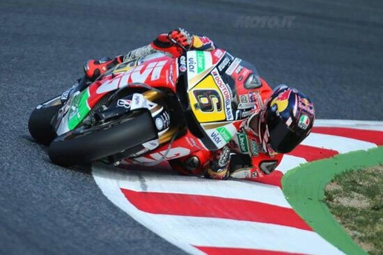 Stefan Bradl a Barcellona nel 2013. Un'altra piega esagerata, estremizzata dall'inclinazione dell'inquadratura e dalla presenza del cordolo