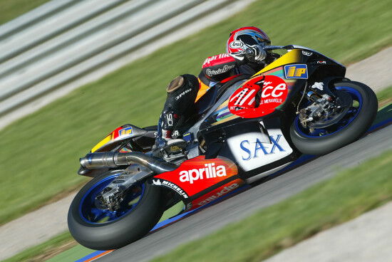 In sella all'Aprilia RS Cube MotoGP (foto: Gold & Goose)