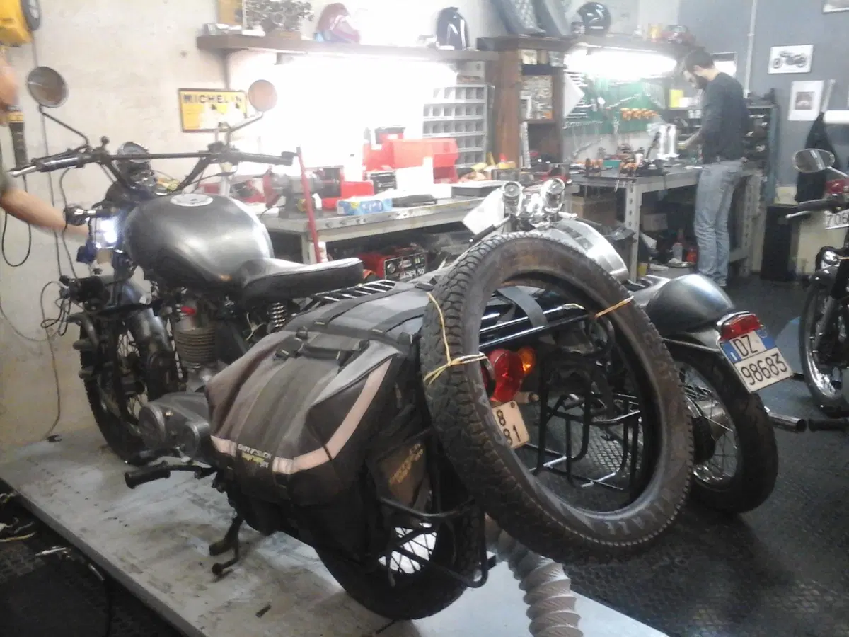 Atul, il giramondo su Royal Enfield (4)