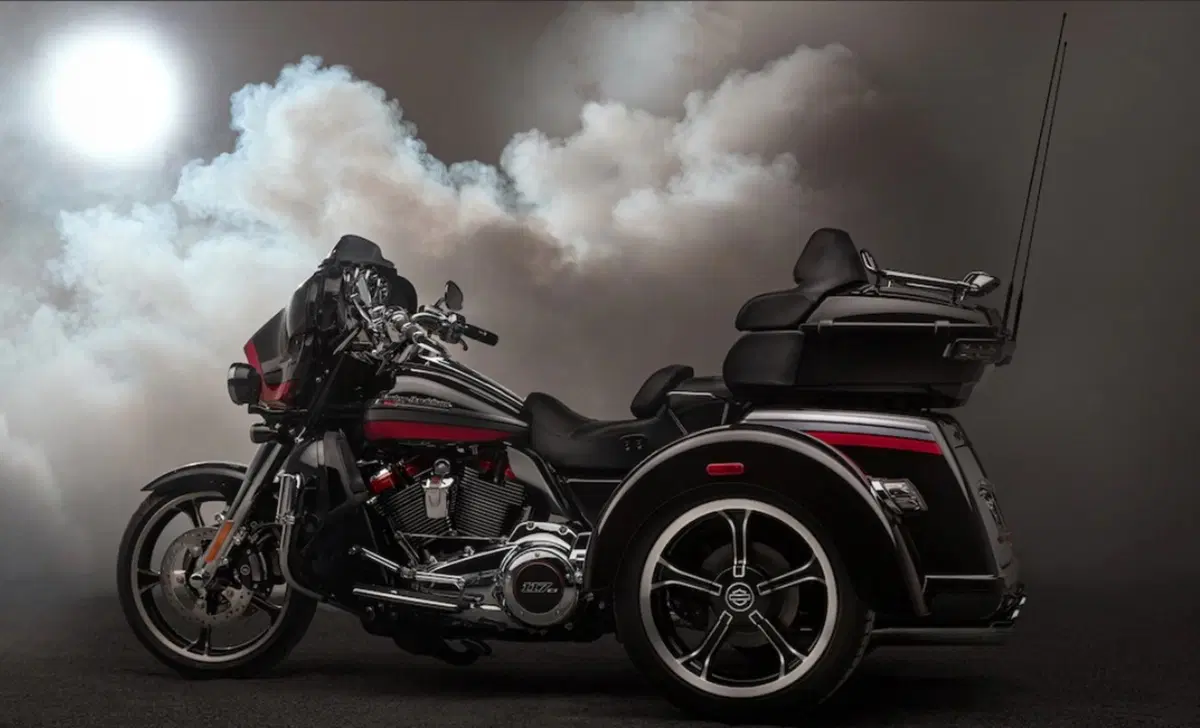 Harley-Davidson CVO - Custom Vehicle Operations 117 CVO Tri Glide Ultra (2020) - FLHTCUTGSE_AF (9)