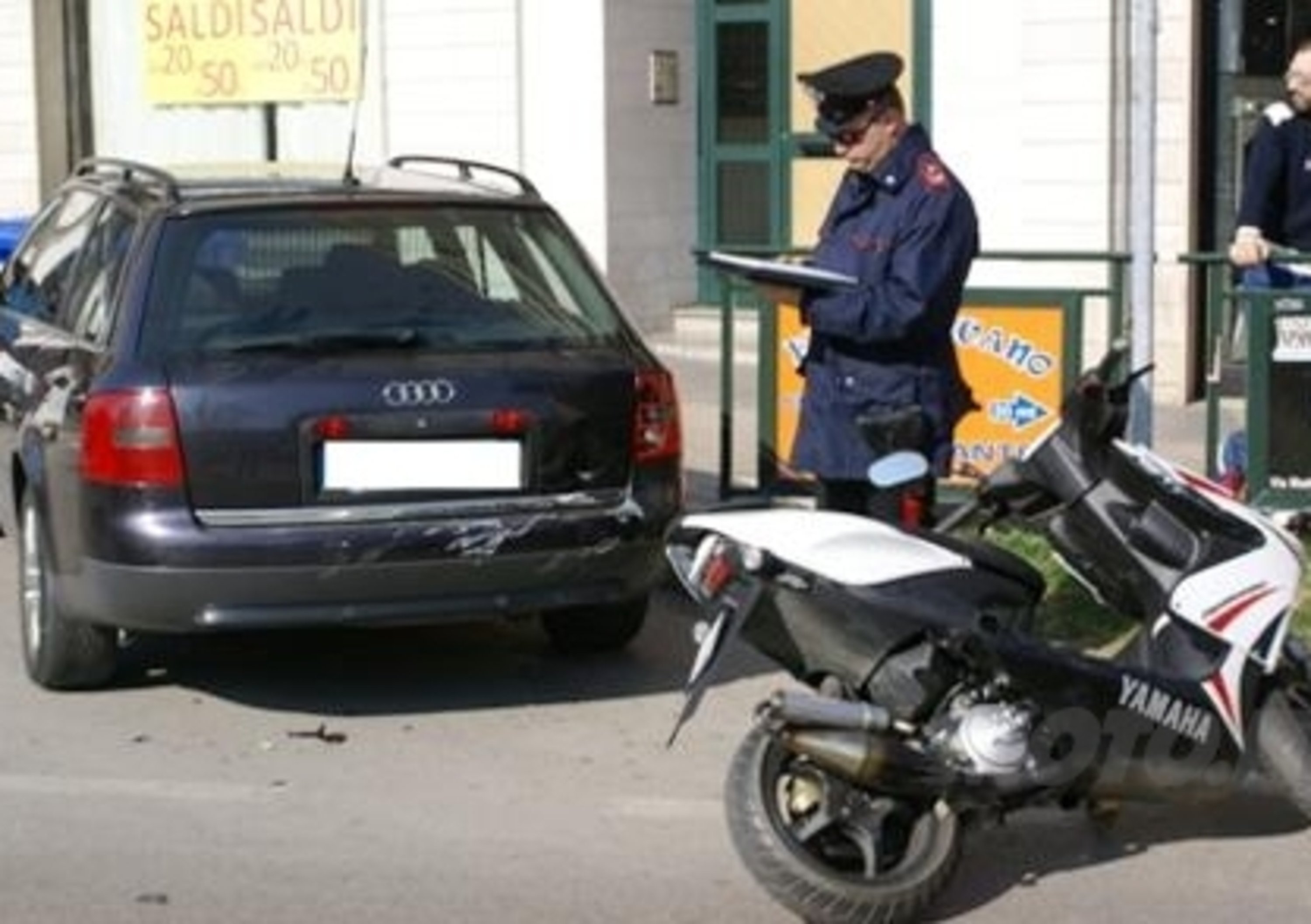 Vigilessa tampona finanziere in scooter e danneggia l&#039;auto di un poliziotto