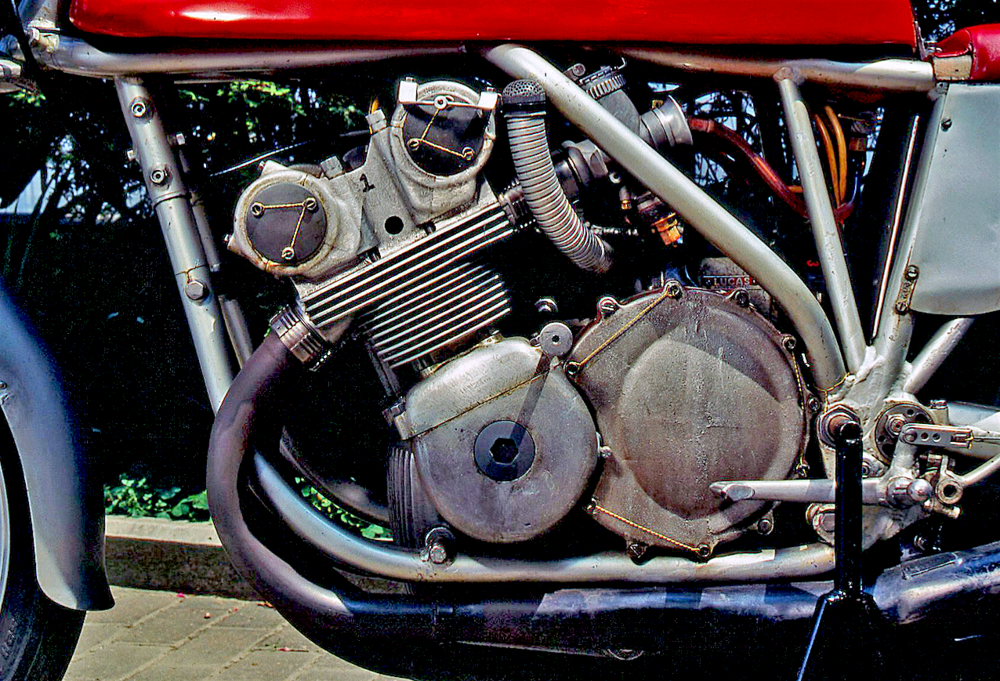 Per cercare di prolungare la carriera della gloriosa 500 a quattro cilindri nel 1965 &egrave; stata realizzata e provata una testa a sedici valvole, sensibilmente meno inclinate rispetto alla versione a otto