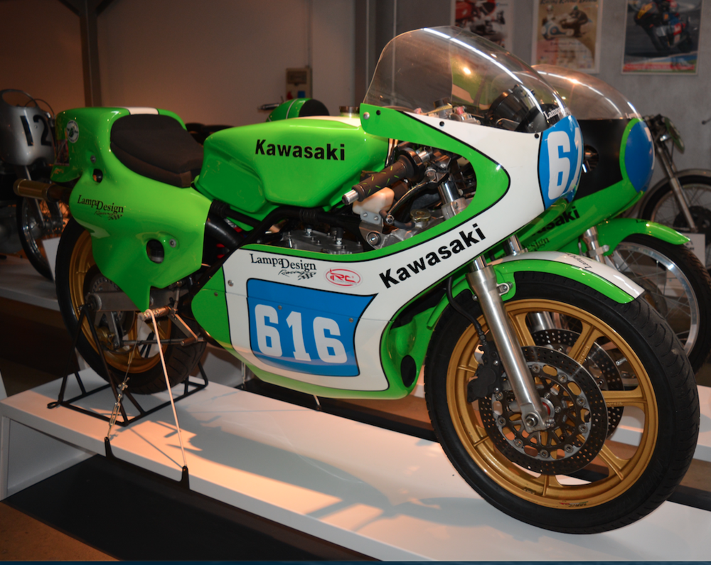 La Kawasaki KR con due cilindri in tandem &egrave; stata realizzata in versioni di 250 e di 350 cm3. Apparsa nel 1975, questa moto ha vinto otto mondiali tra il 1978 e il 1982. Nella foto si notano chiaramente le ruote a sette razze