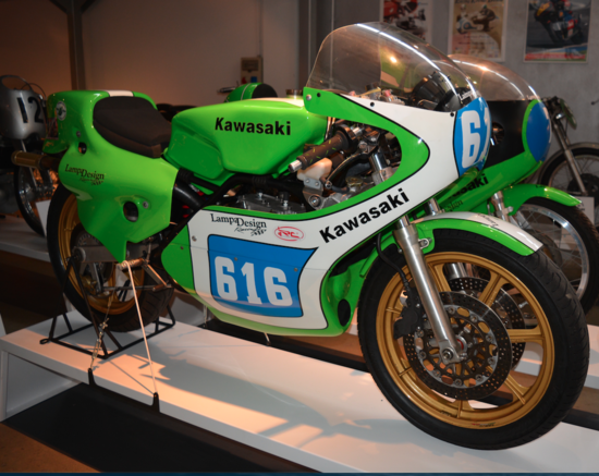 La Kawasaki KR con due cilindri in tandem è stata realizzata in versioni di 250 e di 350 cm3. Apparsa nel 1975, questa moto ha vinto otto mondiali tra il 1978 e il 1982. Nella foto si notano chiaramente le ruote a sette razze