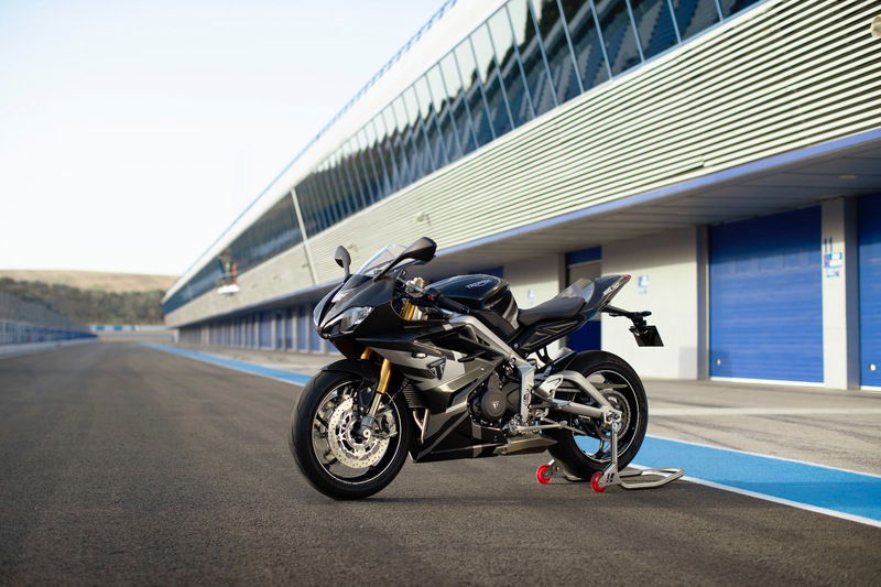 La Triumph Daytona 765 nella vista laterale