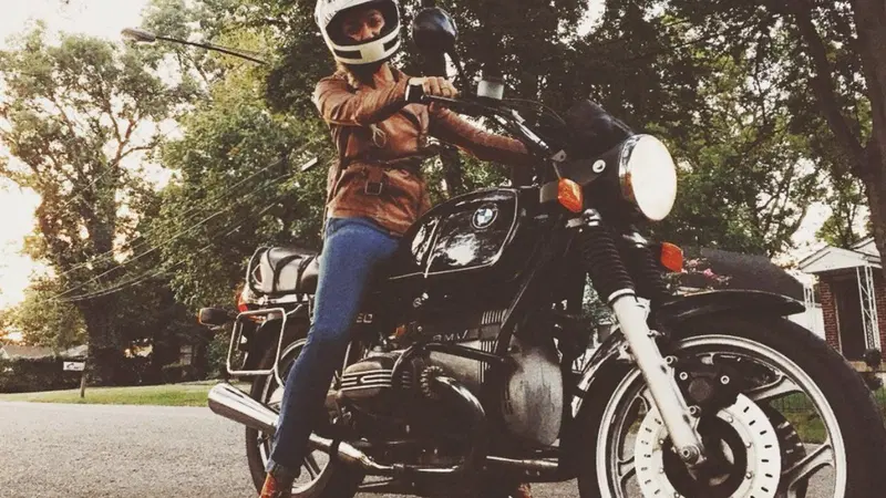 Cadere in moto ai tempi di Instagram. La dura vita di un'influencer
