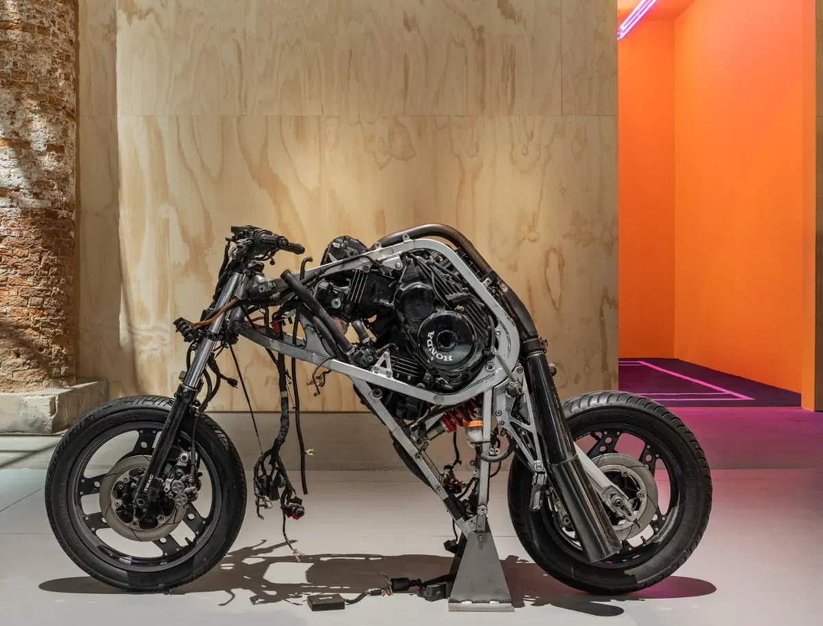 Biennale di Venezia: Alexandra Bircken, l'artista che trasforma le moto in sculture (10)
