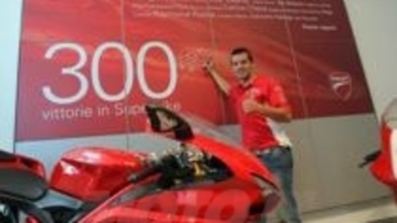 La Ducati festeggia con Carlos Checa la 300ma vittoria in Superbike