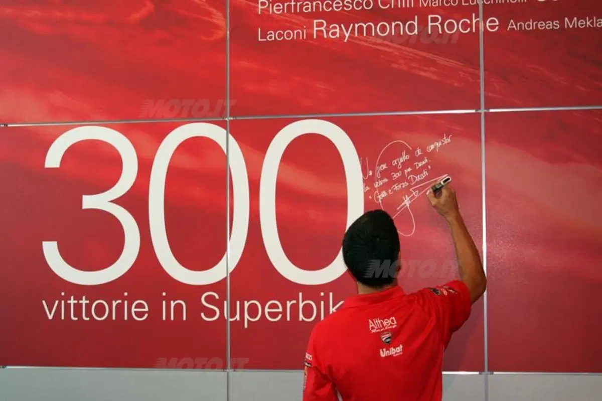 La Ducati festeggia con Carlos Checa la 300ma vittoria in Superbike (2)