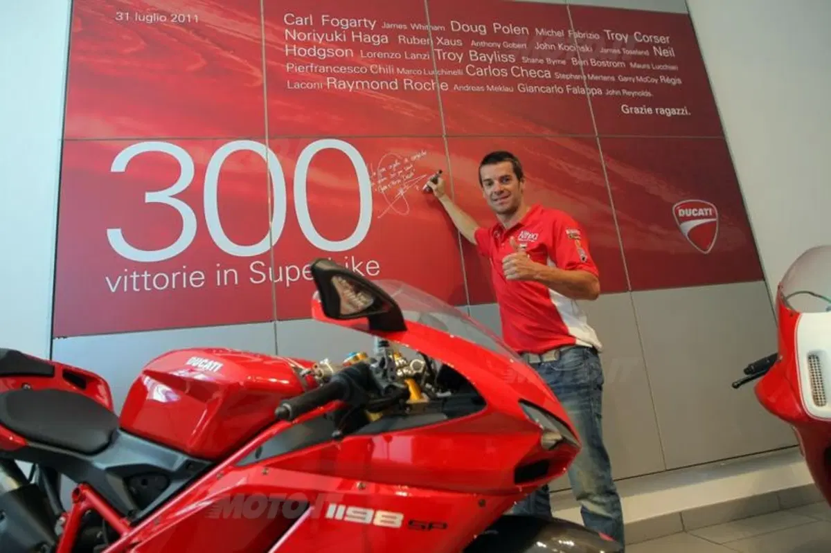 La Ducati festeggia con Carlos Checa la 300ma vittoria in Superbike (5)