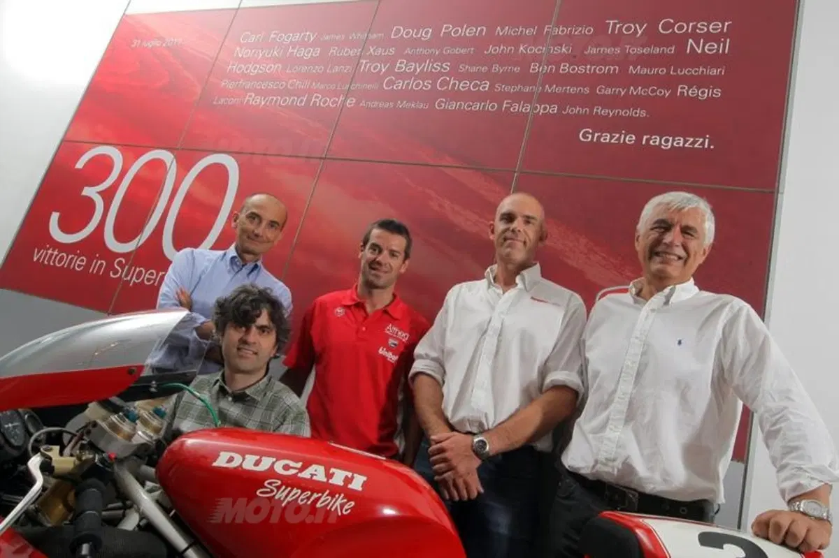 La Ducati festeggia con Carlos Checa la 300ma vittoria in Superbike (6)