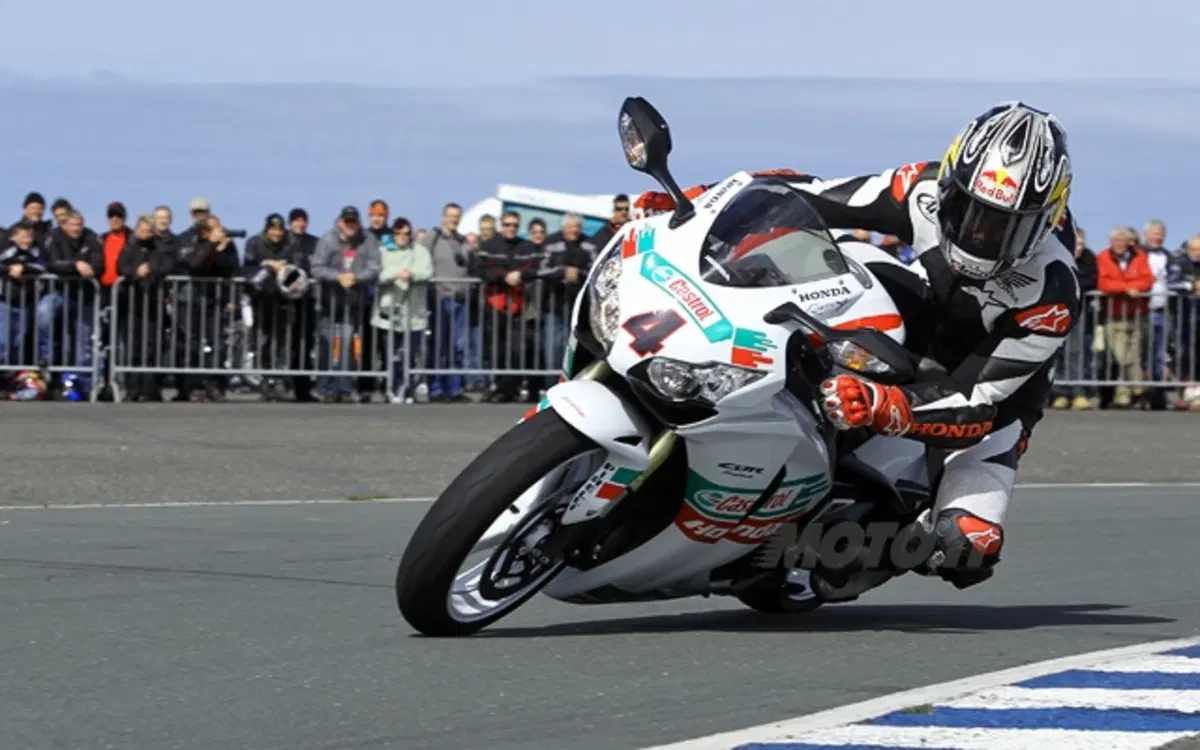 Rea e Tamada con il team Castrol Honda Ten Kate al Nürburgring (2)