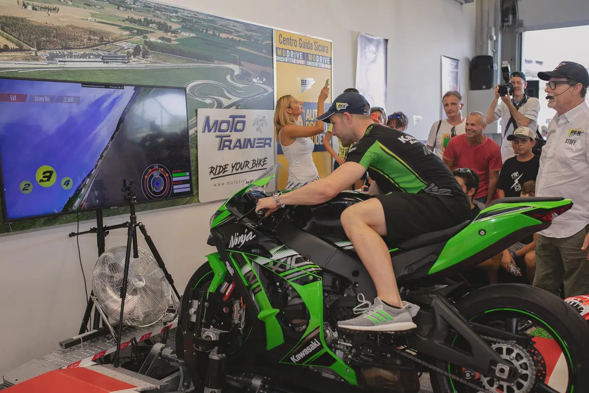 Grande successo a Modena per l'Arai Day con Rea (23)