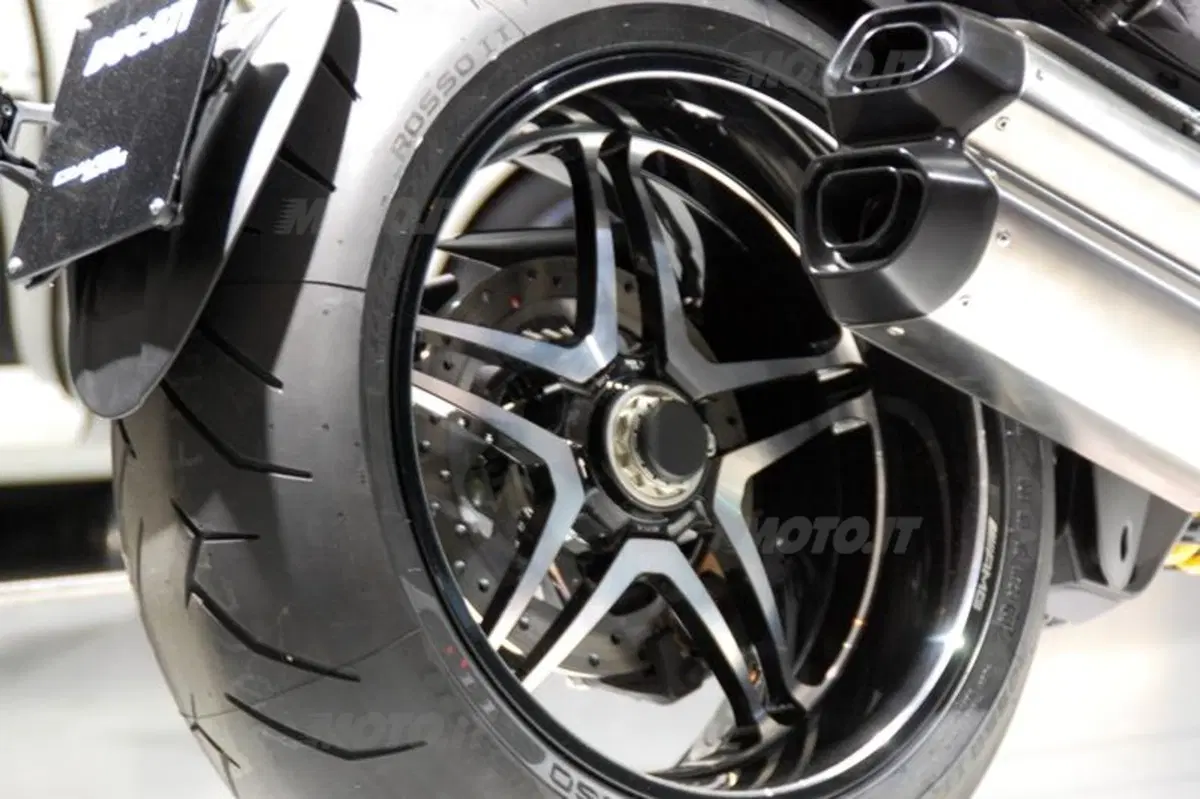 Allo IAA la Ducati Diavel AMG. Prezzo di 25.990 euro (6)