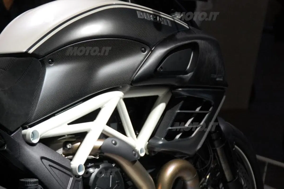 Allo IAA la Ducati Diavel AMG. Prezzo di 25.990 euro (10)