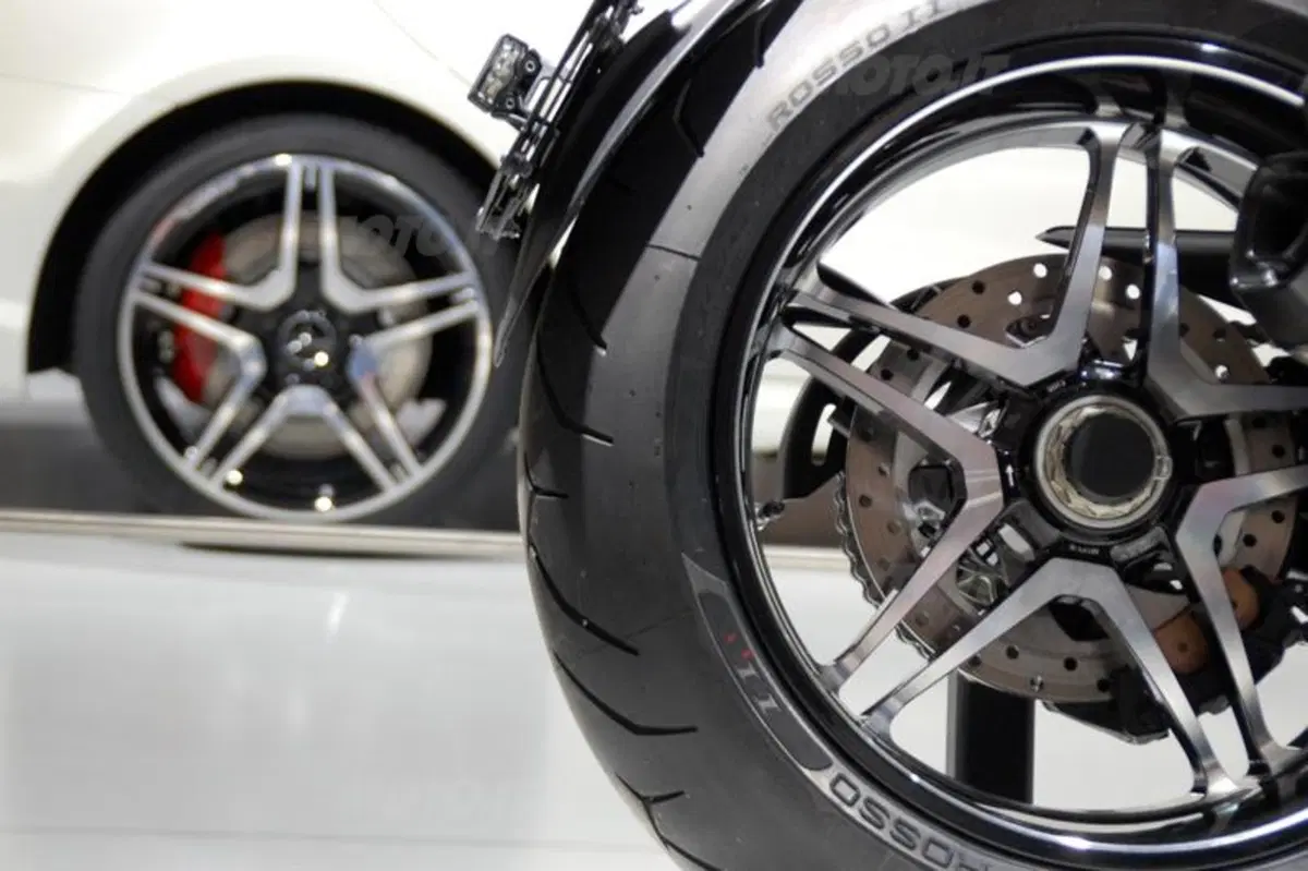 Allo IAA la Ducati Diavel AMG. Prezzo di 25.990 euro (19)