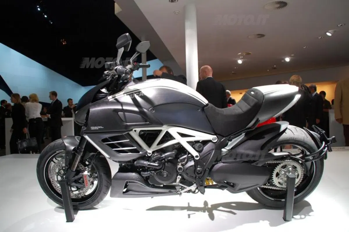 Allo IAA la Ducati Diavel AMG. Prezzo di 25.990 euro (26)