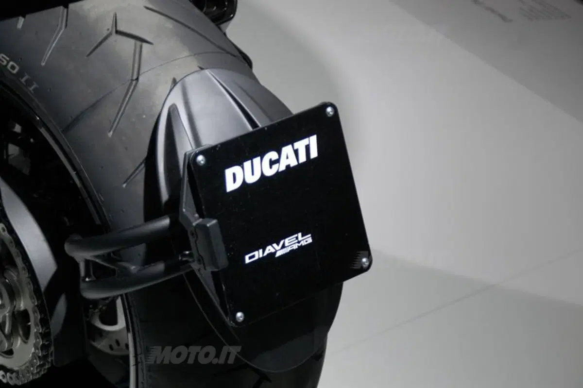 Allo IAA la Ducati Diavel AMG. Prezzo di 25.990 euro (28)
