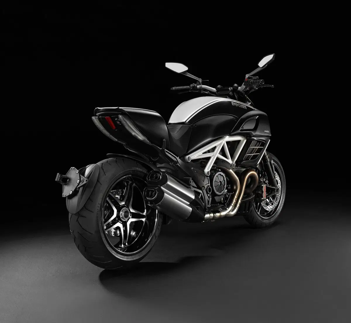 Allo IAA la Ducati Diavel AMG. Prezzo di 25.990 euro (29)