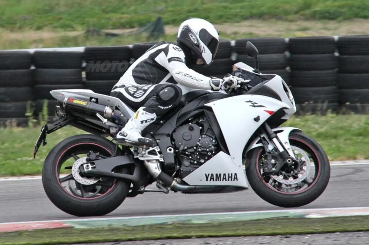 Yamaha YZF R1  (2)