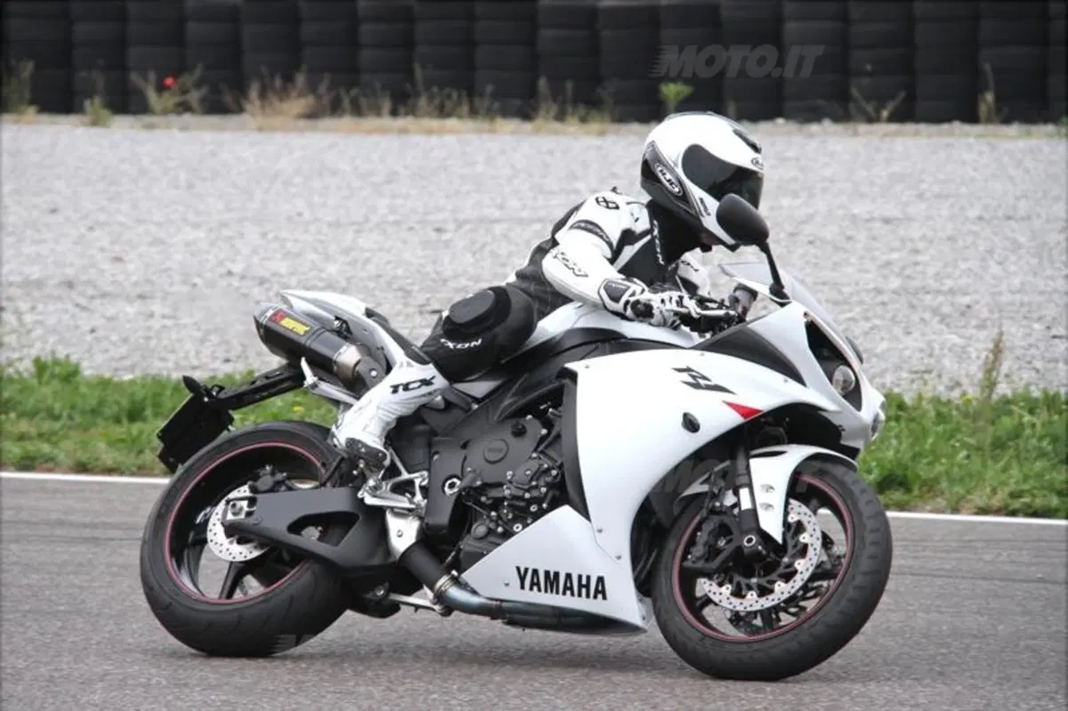 Yamaha YZF R1  (3)