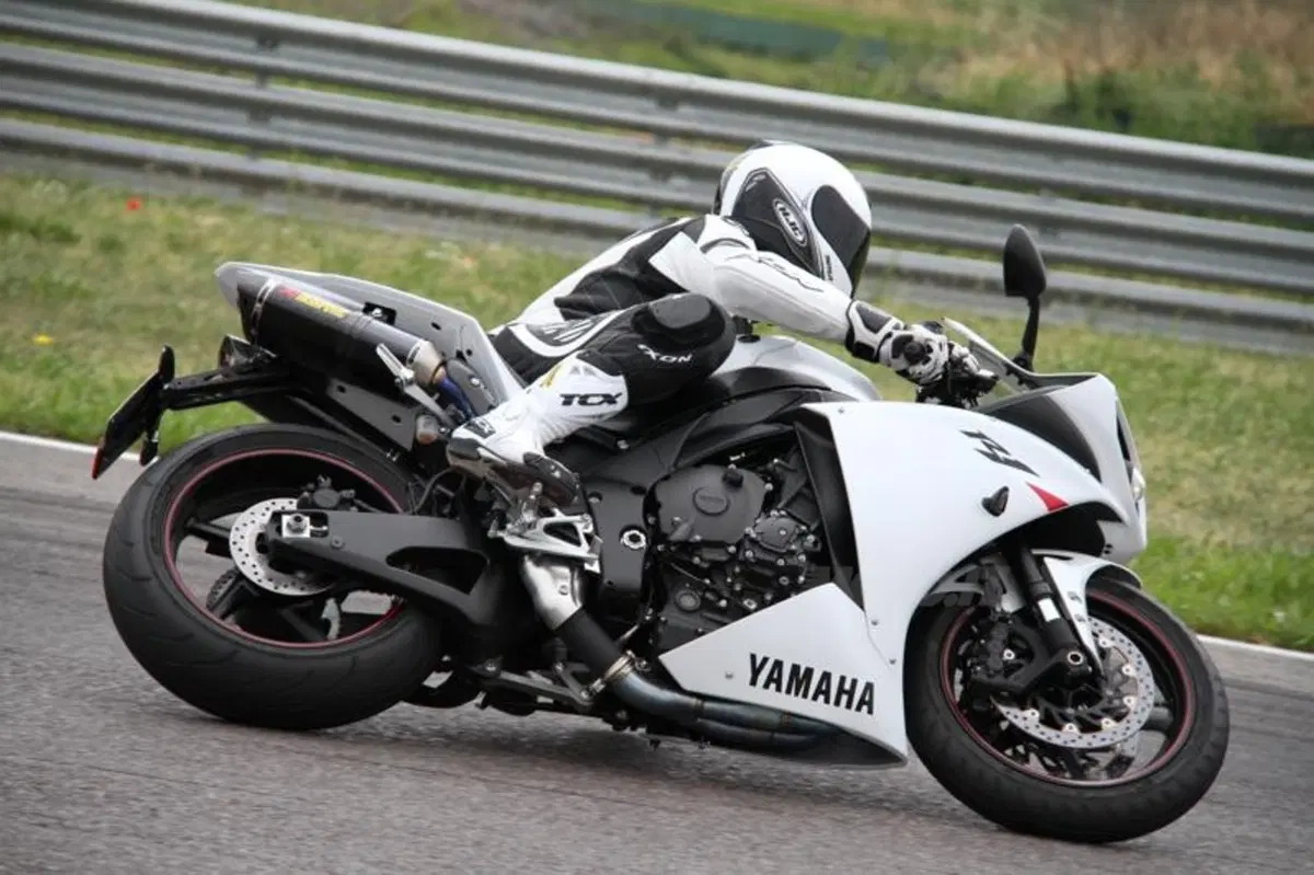 Yamaha YZF R1  (4)
