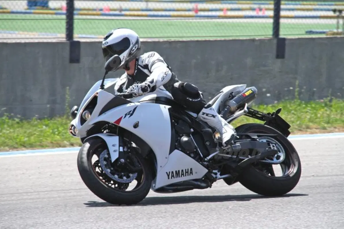 Yamaha YZF R1  (5)