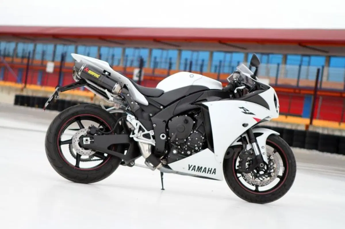 Yamaha YZF R1  (7)
