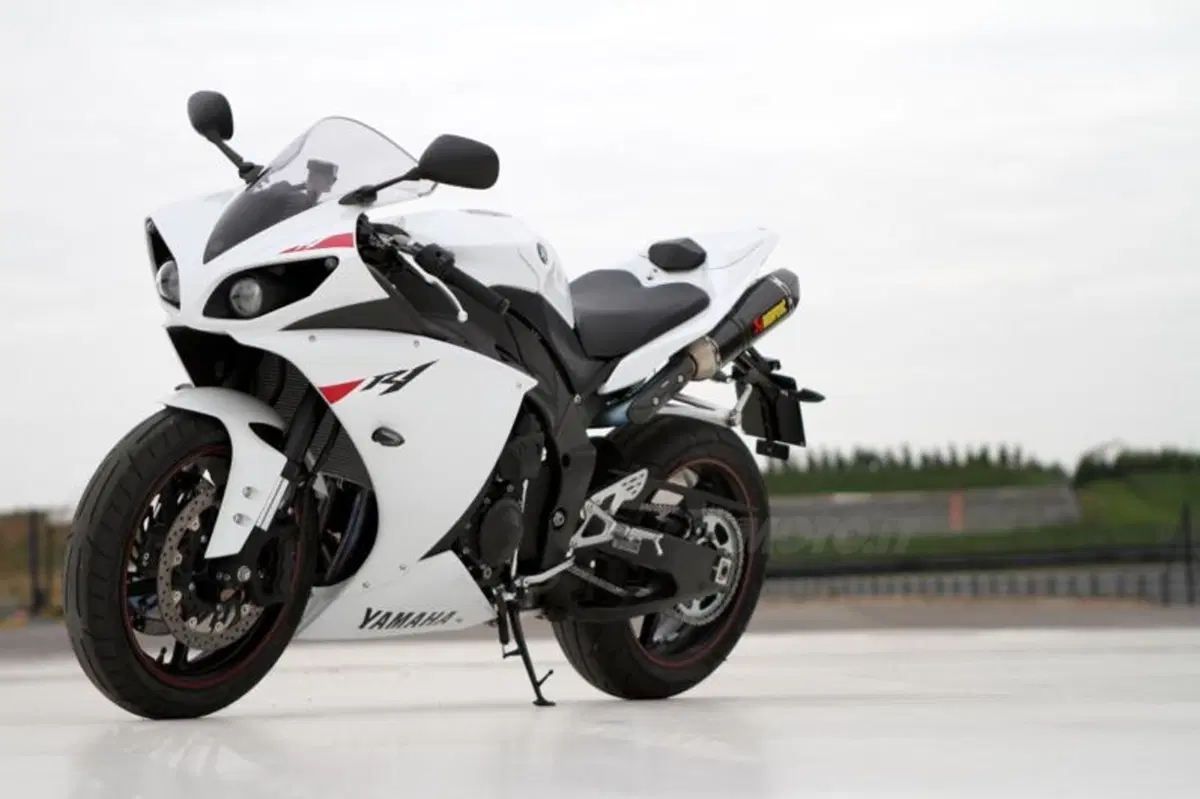 Yamaha YZF R1  (8)