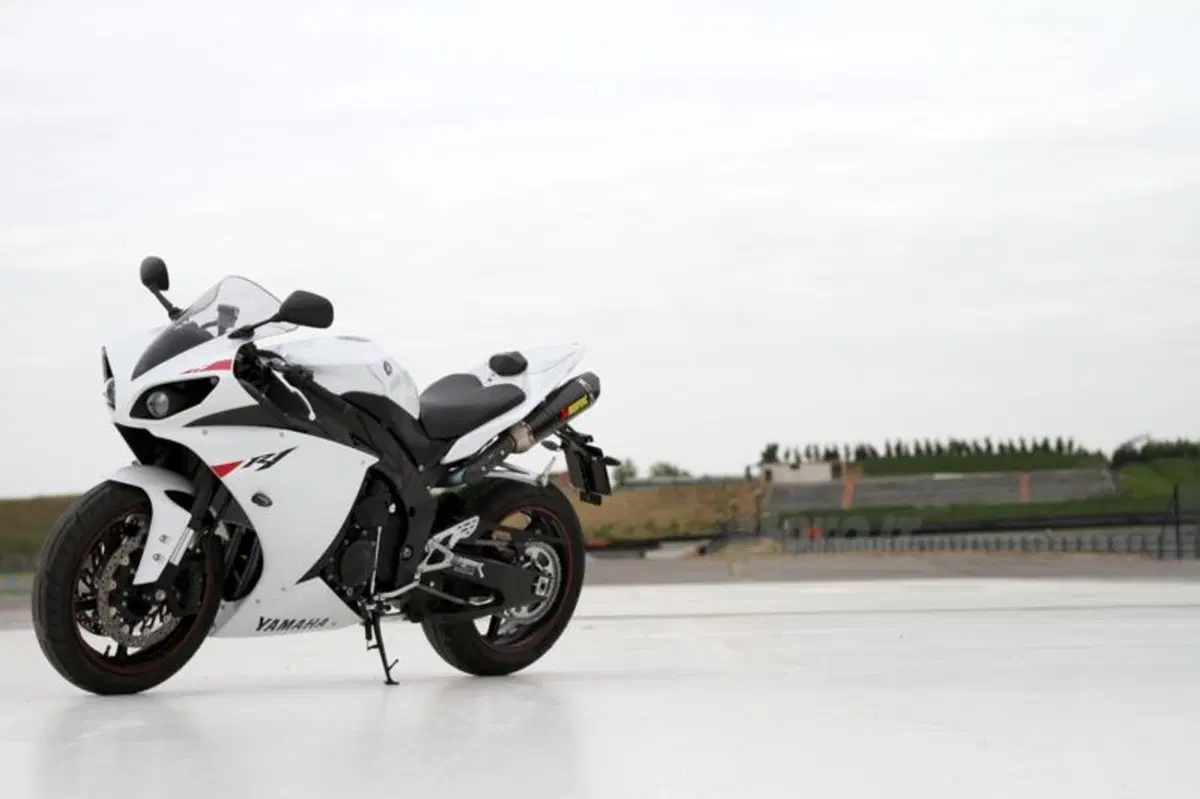 Yamaha YZF R1  (9)