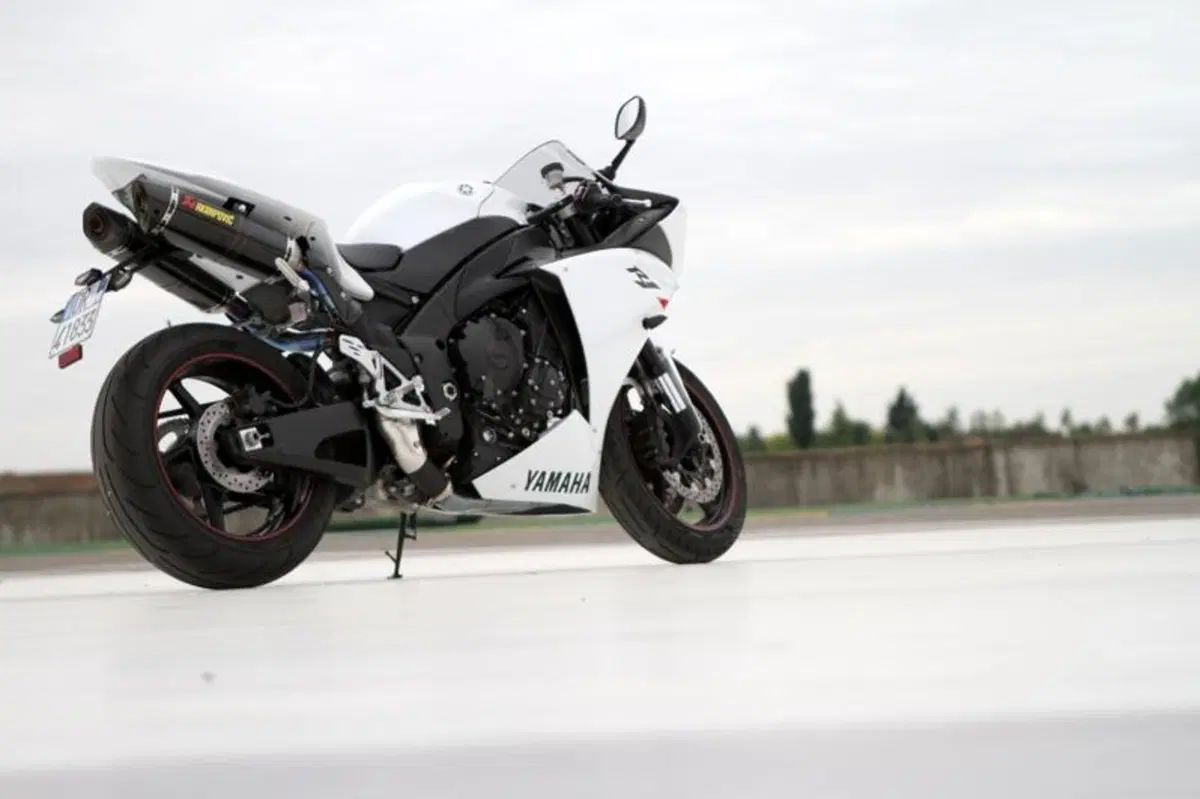 Yamaha YZF R1  (10)