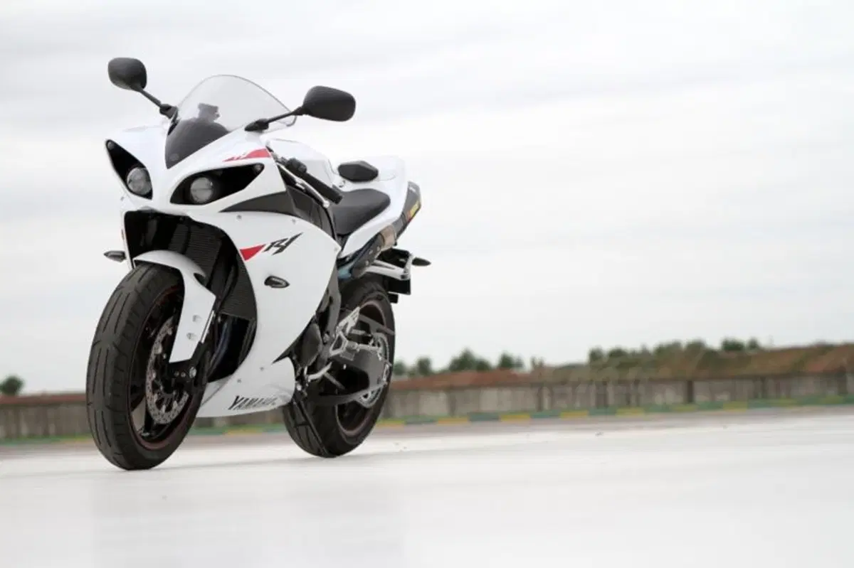 Yamaha YZF R1  (11)