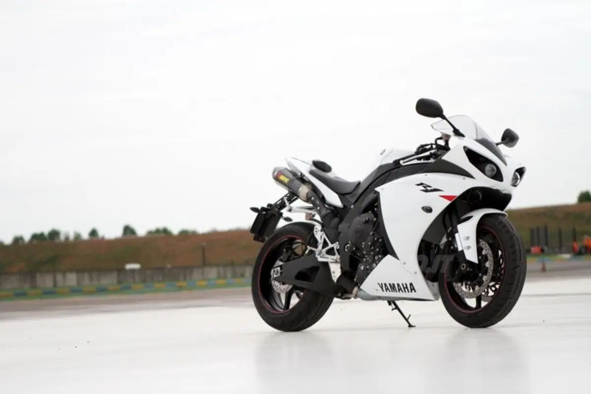 Yamaha YZF R1  (12)
