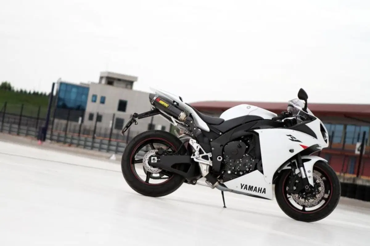 Yamaha YZF R1  (13)